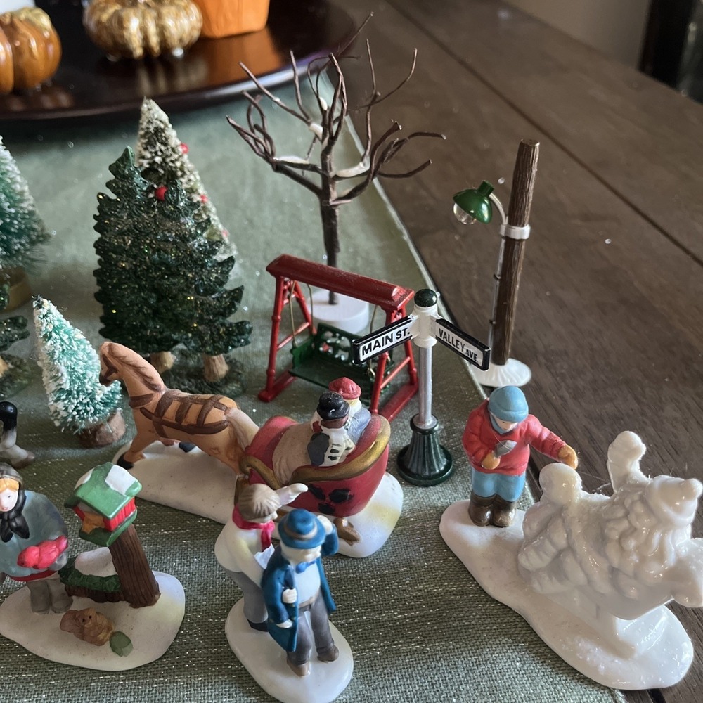 Christmas Village Figures Lot Unbranded ?O'Well Christmas Valley? 45+ Pieces - Picture 8 of 15